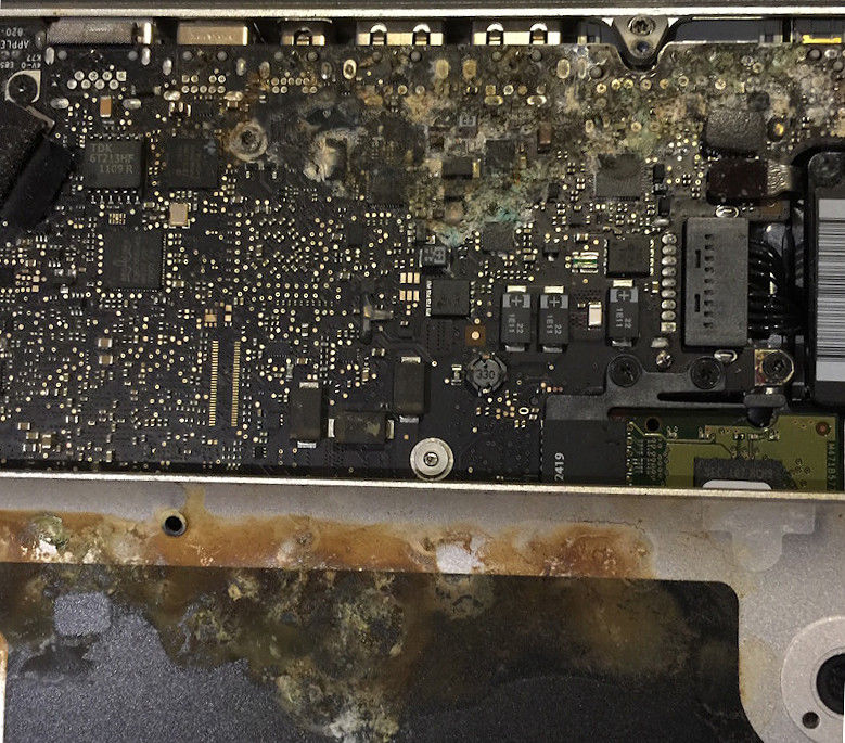 Daño en un Mac tras derrame de líquido